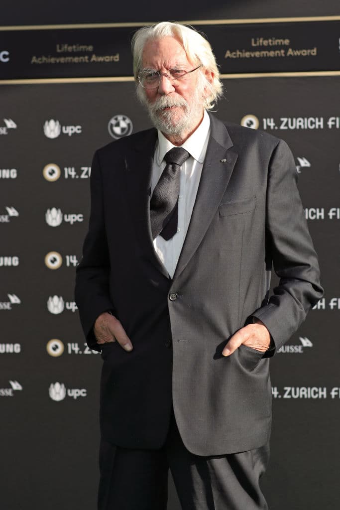 Sin embargo, en una semana crucial para su vida, verá sus aspiraciones rotas cuando, en su lugar, sea nombrada Meredith Jonson, una antigua novia suya que ahora es una ambiciosa ejecutiva.
<br>