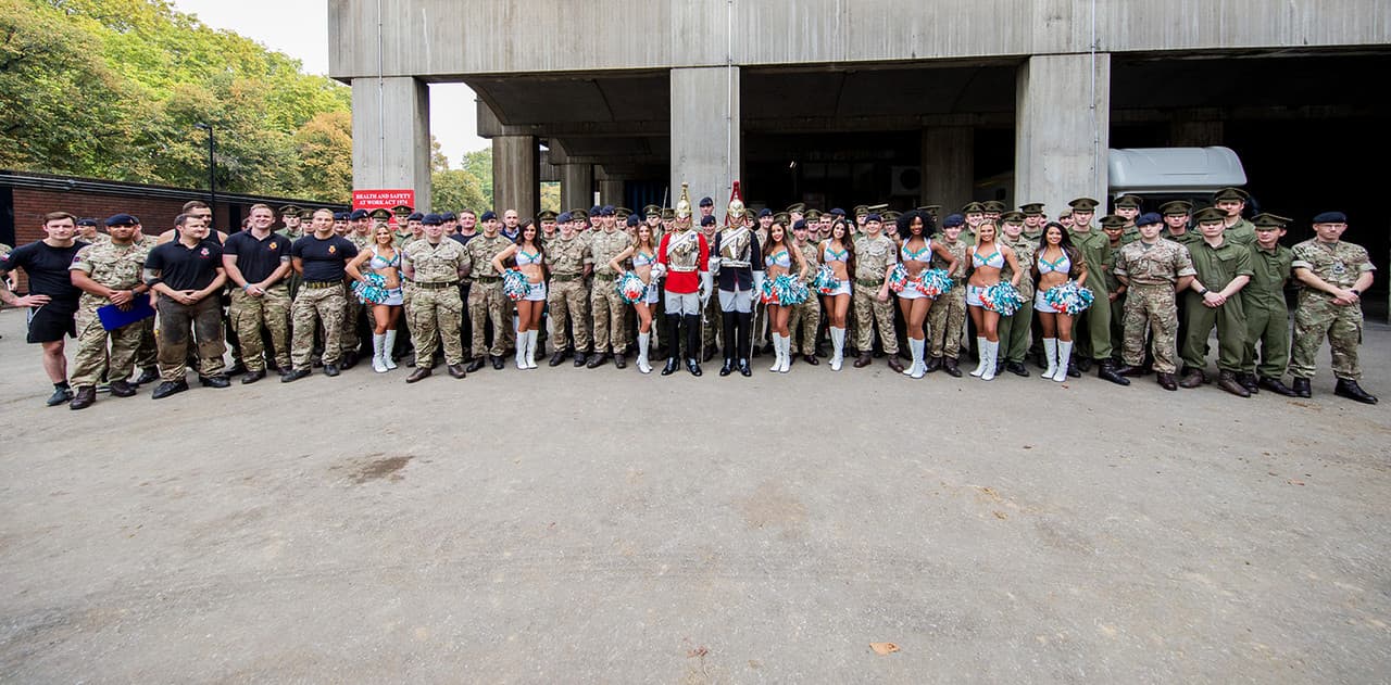 Y al final de su show las cheerleaders de los Dolphins posaron para una foto con los militares ingleses como parte de su conquista a tierras británicas.