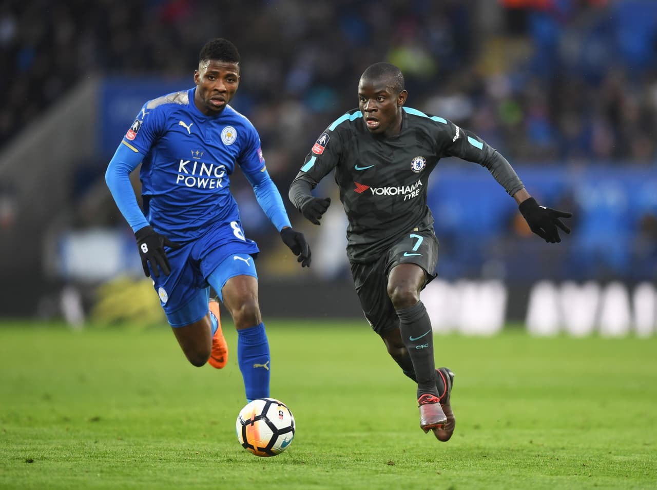 N'Golo Kanté buscaba ponerle orden al Chelsea desde el mediocampo, pero el Leicester se montó en el partido.