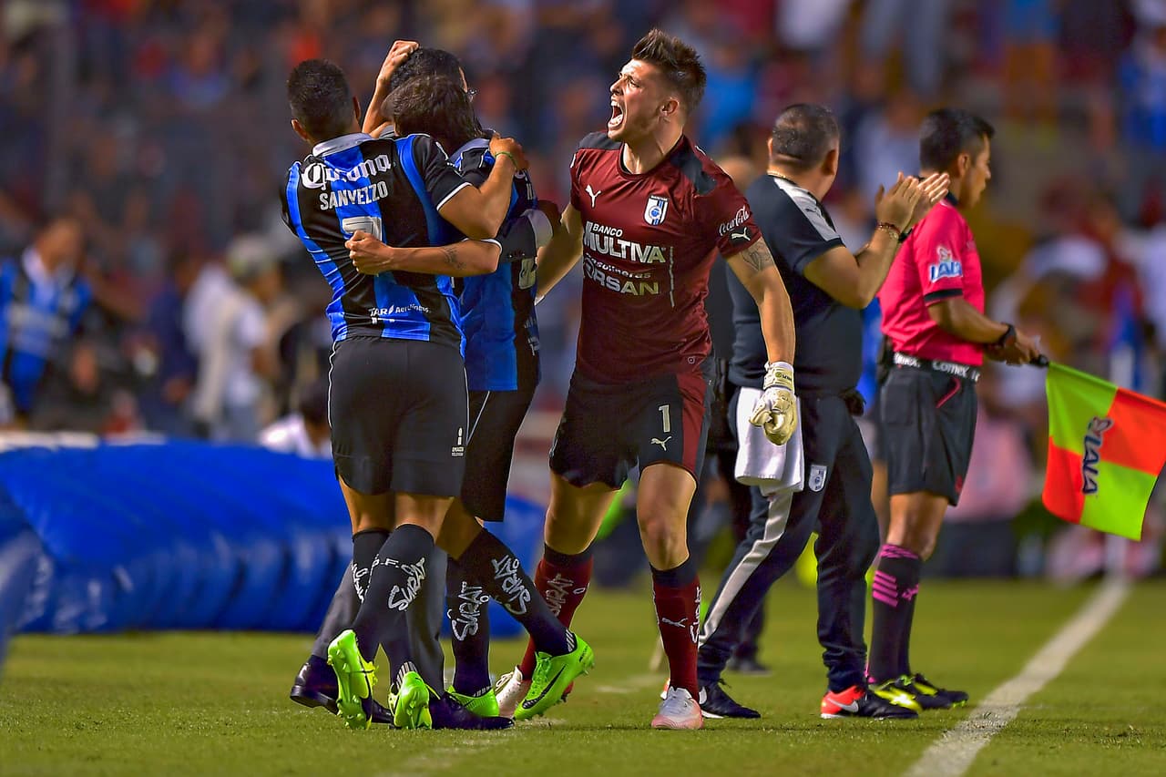 Gallos dejó el lastre de no ganar en la campaña y consiguió vencer a León 2-1. Gallos no se imponía en La Corregidora desde septiembre. Del otro lado, León inició con cuatro derrotas en las primeras seis fechas, igual que en el Apertura 2016. Querétaro saltó al campo con una manta de apoyo a su exjugador Yasser Corona que se recupera de una cirugía en la columna.