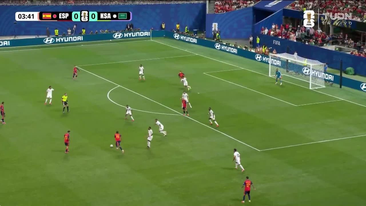 ¡Lamine Yamal prueba desde lejos! pero el tiro sale deviado