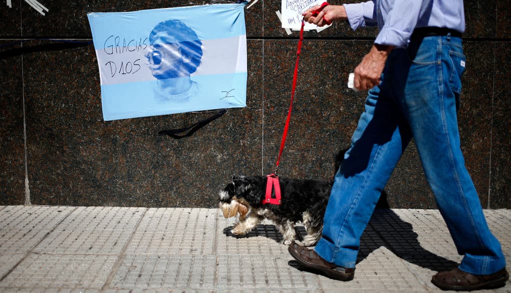 Maradona se recupera tras una exitosa operación de un hematoma en la cabeza. Fuera de la Clínica Olivos, ubicada en Buenos Aires, fanáticos se dieron cita para apoyar a ‘D10s’ en todo momento; el amor que le tienen al astro argentino es ‘infinito’.