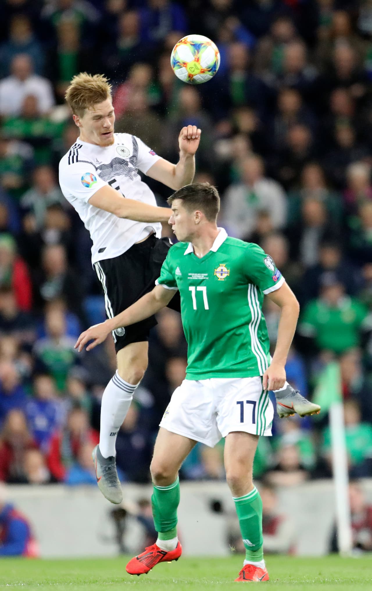Choque físico, tanto por tierra como por aire; el defensor alemán gana el duelo directo contra McNair.