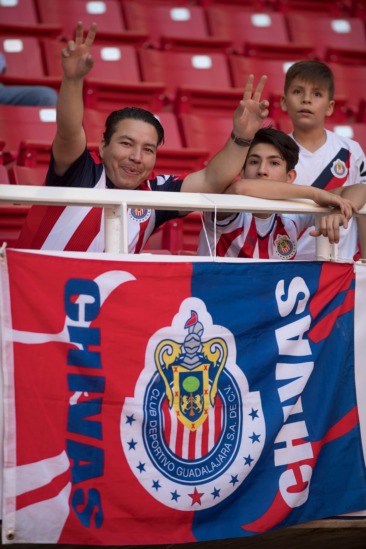 La fiesta se pintó se rojiblanco en la casa de Chivas de Guadalajara en la ida en los cuartos de final contra New York Red Bulls en Liga de Campeones de Concacaf con la alegría de sus hinchas.