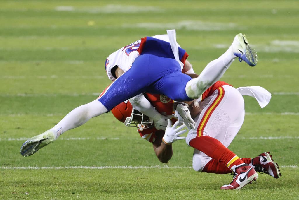 Patrick Mahomes tiene un partido sin errores Kansas City vence 24-38 en casa fente a los Buffalo Bills.