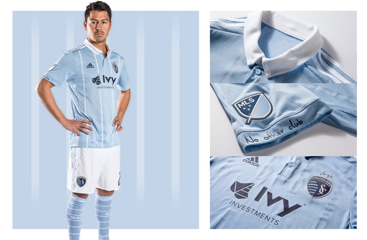 El hondureño Roger Espinoza nos muestra todos los detalles de las nuevas prendas de SKC. (Crédito: Sporting Kansas City)