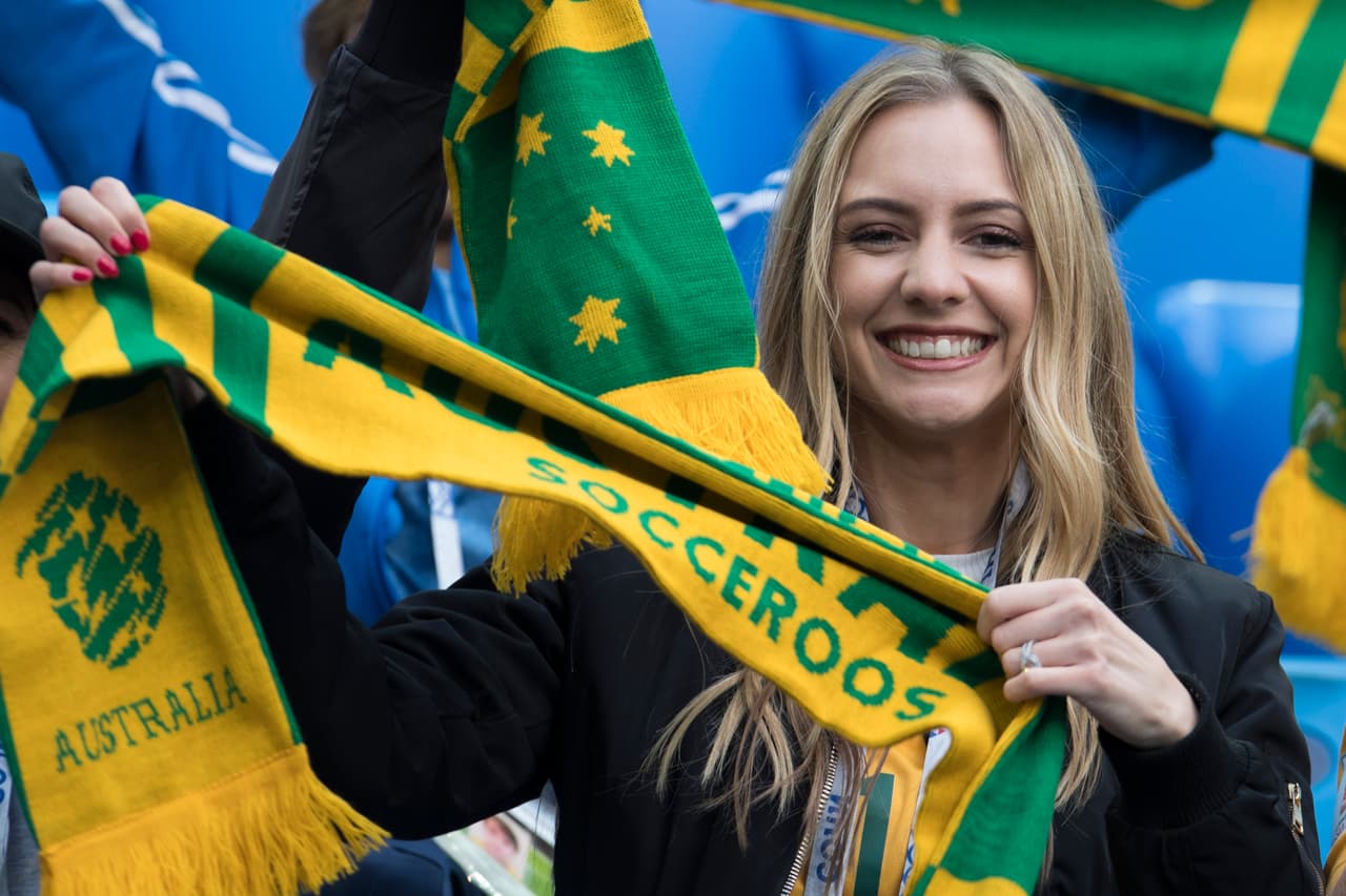 Lo sabía y disfrutaba que la cámara la enfocara para poder posar con su bufanda.