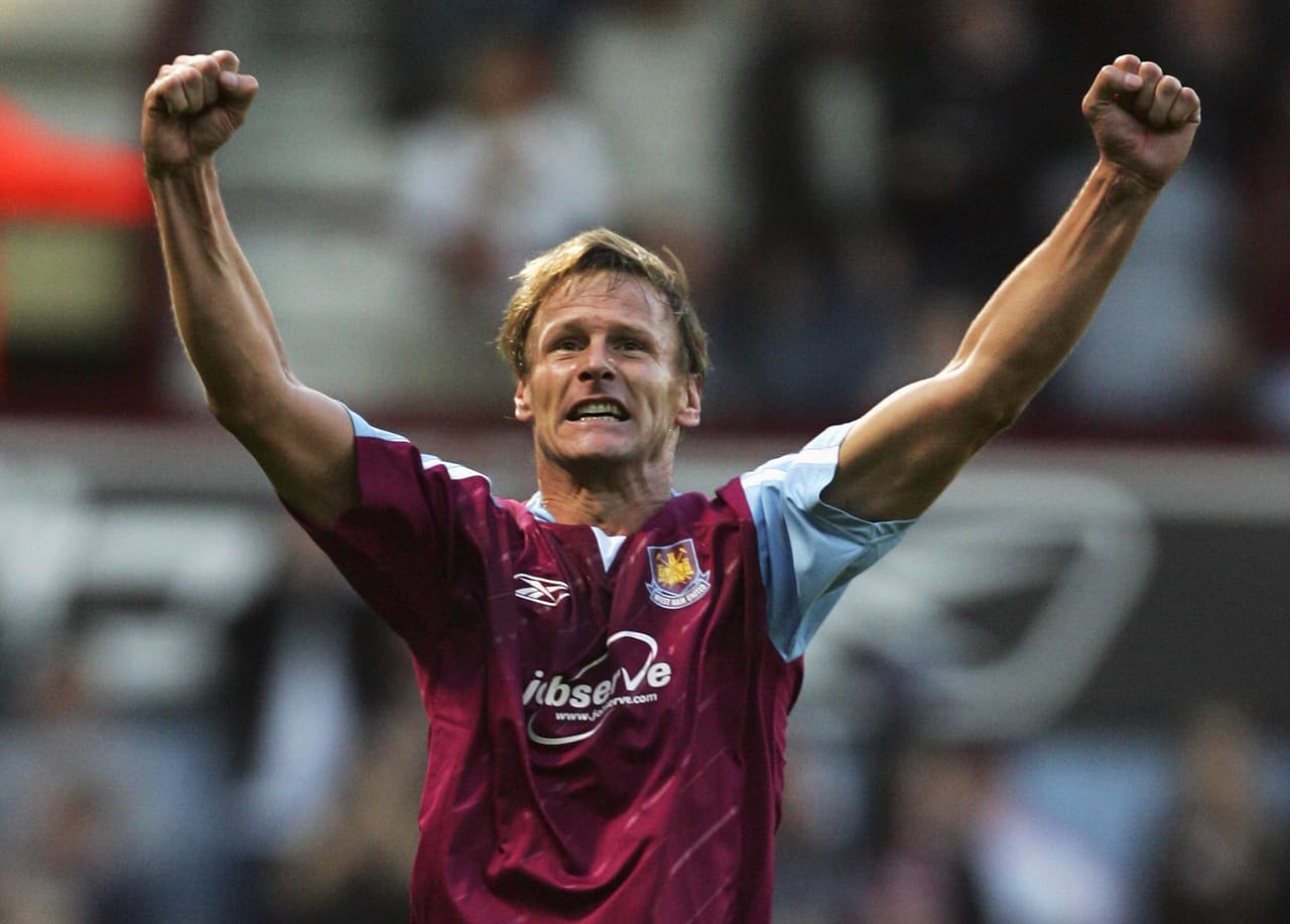 Teddy Sheringham: en el 2008 su carrera finalizó jugando para el Cholchester United con 42 años. Jugó para grandes equipos Nottingham Forest, Tottenham, Manchester United y West Ham United. Fueron 362 goles como profesional.