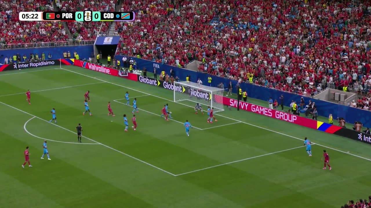 ¡GOL!  anota para Portugal. João Neves