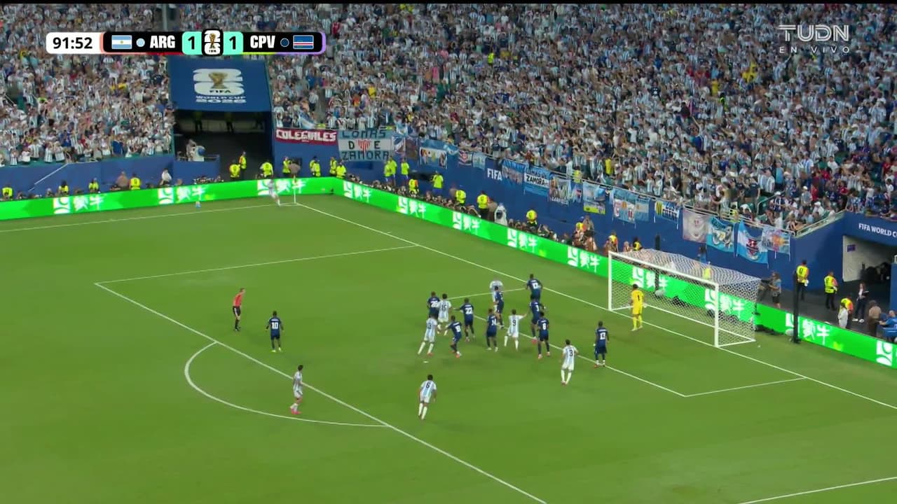 ¡GOL!  anota para Argentina. Lisandro Martínez