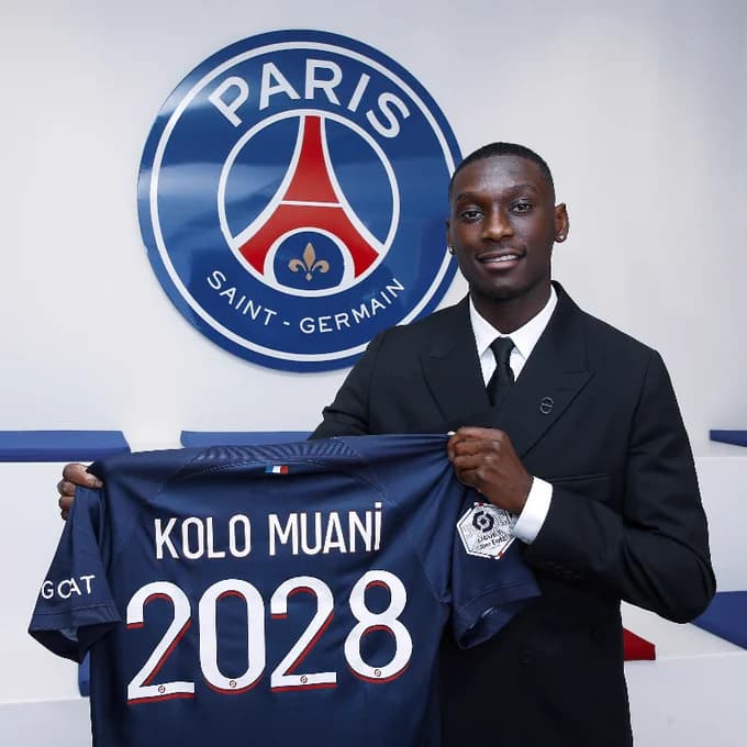 Kolo Muani, de 95 millones, llega lesionado al PSG y pospone su debut