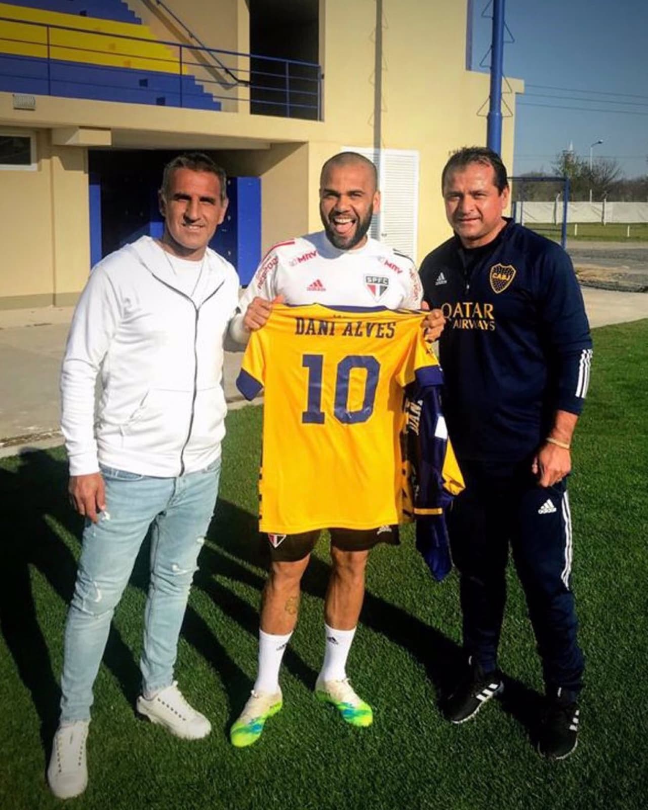 Dani Alves presume camiseta de Boca, preguntan si le llamará Román