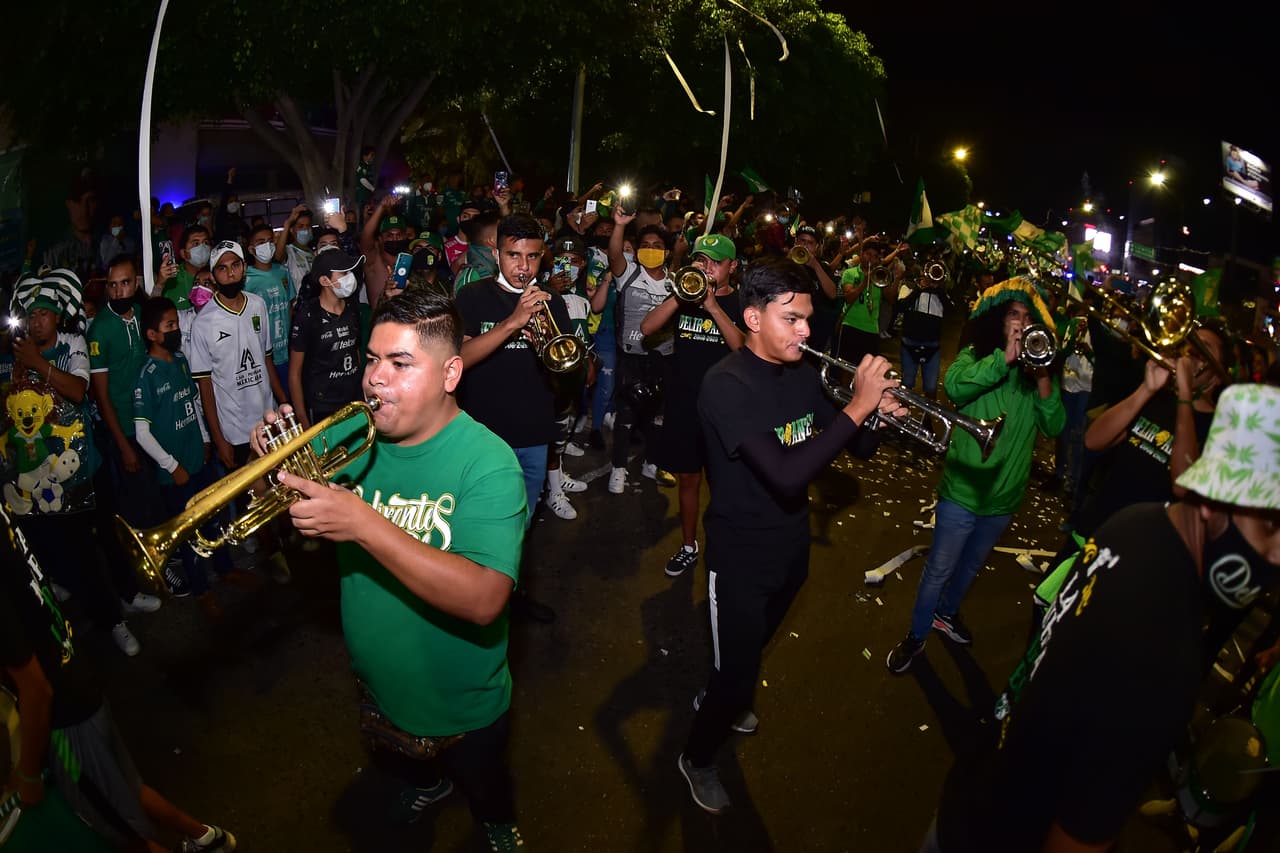 Así se vive la previa de la Semifinal de vuelta León vs Chivas | Los aficionados del conjunto esmeralda dejaron de lado los protocolos sanitarios para apoyar en el Estadio de León.
