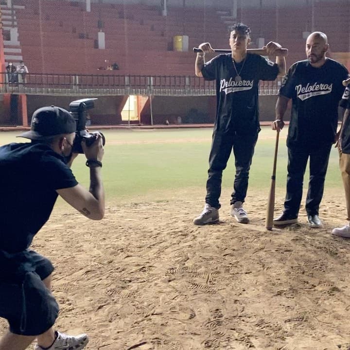 Los artistas “están planeando un golpe desde diversas partes del mundo para lograr hacer una movida grande. No son un equipo cualquiera y juntos forman las ‘Grandes ligas’”, declaró Nito.
