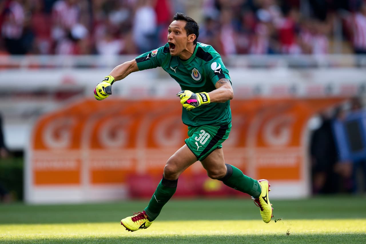 Rodolfo Cota corrió en éxtasis. Con el gol al minuto 45 del primer tiempo, Chivas tenía la clasificación en la bolsa.