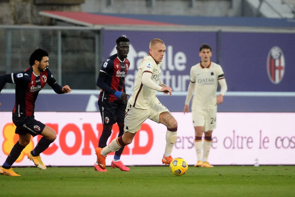 AS Roma no tiene piedad y golea al Bologna 5-1. Andrea Poli hace autogol, pero después Edin Dzeko y Lorenzo Pellegrini sumaron más. Bryan Cristante le dio el gol del honor a los de bolonia, pero los 
<i>giallorossi</i> cerraron la goleada con Jordan Veretout y Henrikh Mkhitaryan.
