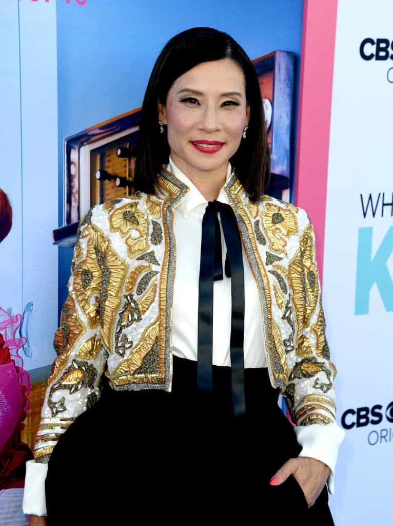 Una "femme fatale" intenta convencer a Jake, un portero amnésico que una mañana se ha despertado al lado de un maletín lleno de dinero, de que es un importante agente secreto involucrado en un asunto de armas internacional...
<br>