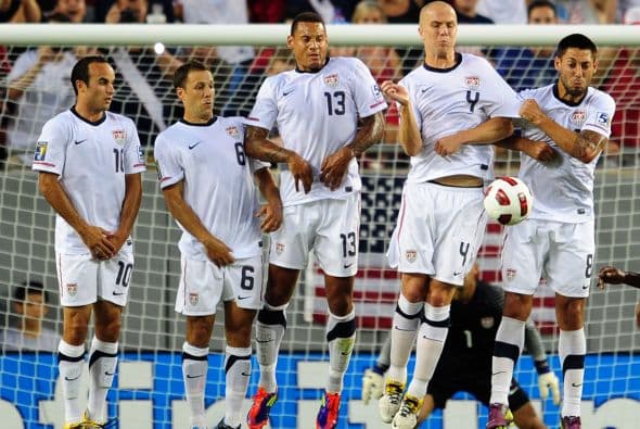 En defensa, Estados Unidos no fue muy exigido, pero cometieron importantes errores que costaron goles... la ausencia de Oguchi Onyewu debilita mucho al equipo.
