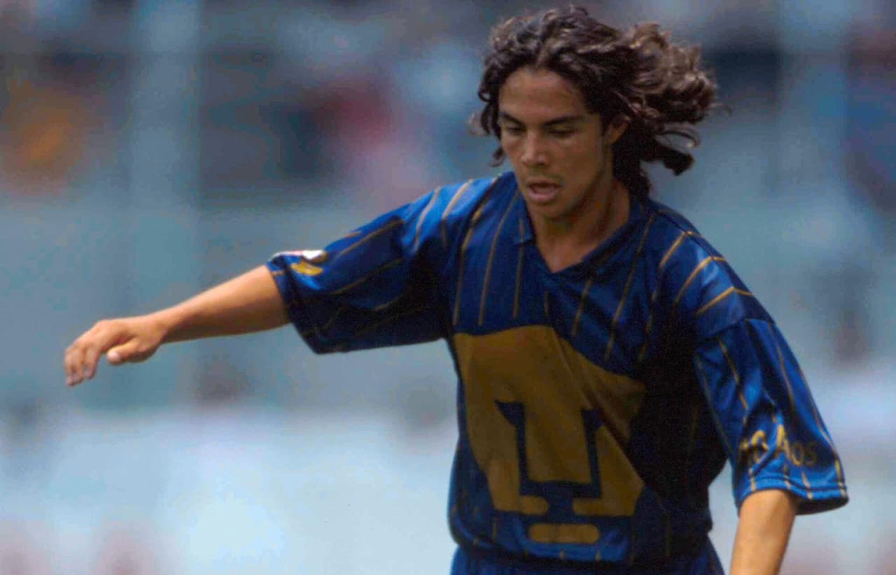 Braulio Luna debutó en 1994 con Pumas y estuvo en el equipo hasta 1998, marcando 10 goles en 108 partidos.
