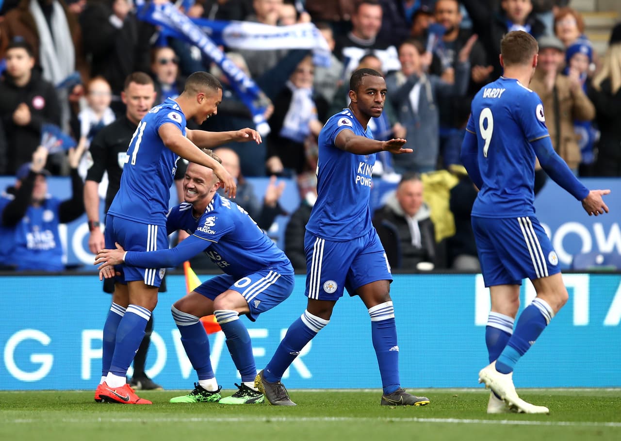 Leicester tuvo un mercado de pases nivelado pero fue superior su gasto con 96 millones de libras esterlinas y un ingreso de 80 millones de libras esterlinas, es por ello que la diferencia es negativa con 16.0 millones de libras esterlinas.