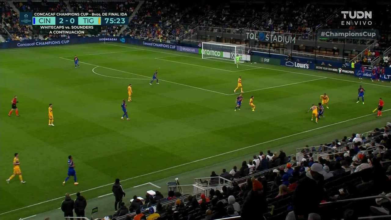 ¡CERCA! Pavel Bucha disparó que se estrella en el poste.