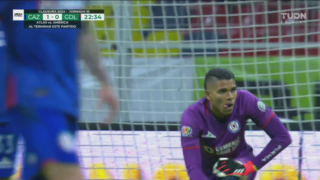 ¡Otra vez Mier se luce con una tapada a un cañonazo de Marín!