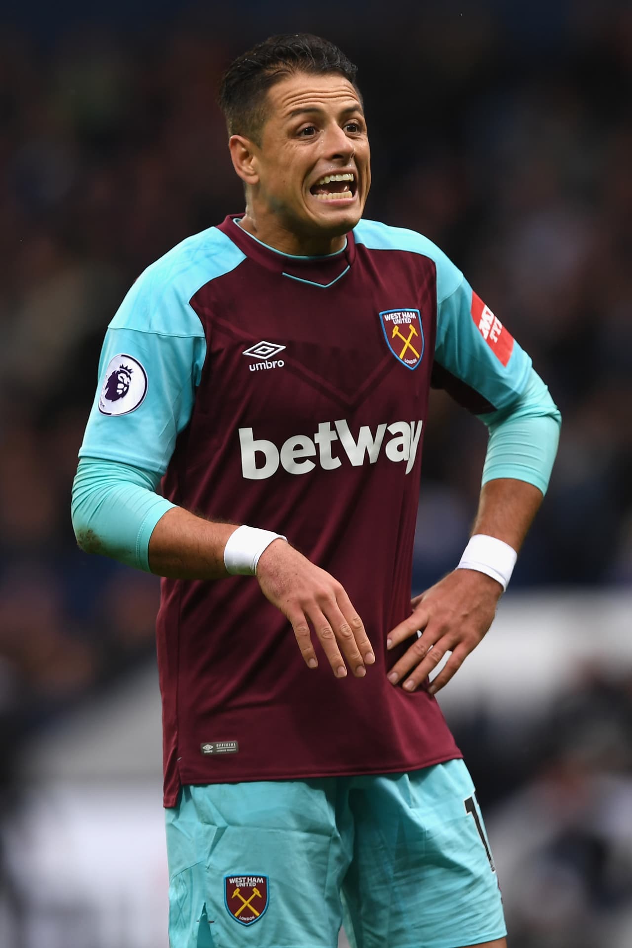 Y la frustración del 
<i>Chicharito </i>era notable. Ya son 6 partidos, juntando los de la eliminatoria, en los que el delantero no consigue marcar.