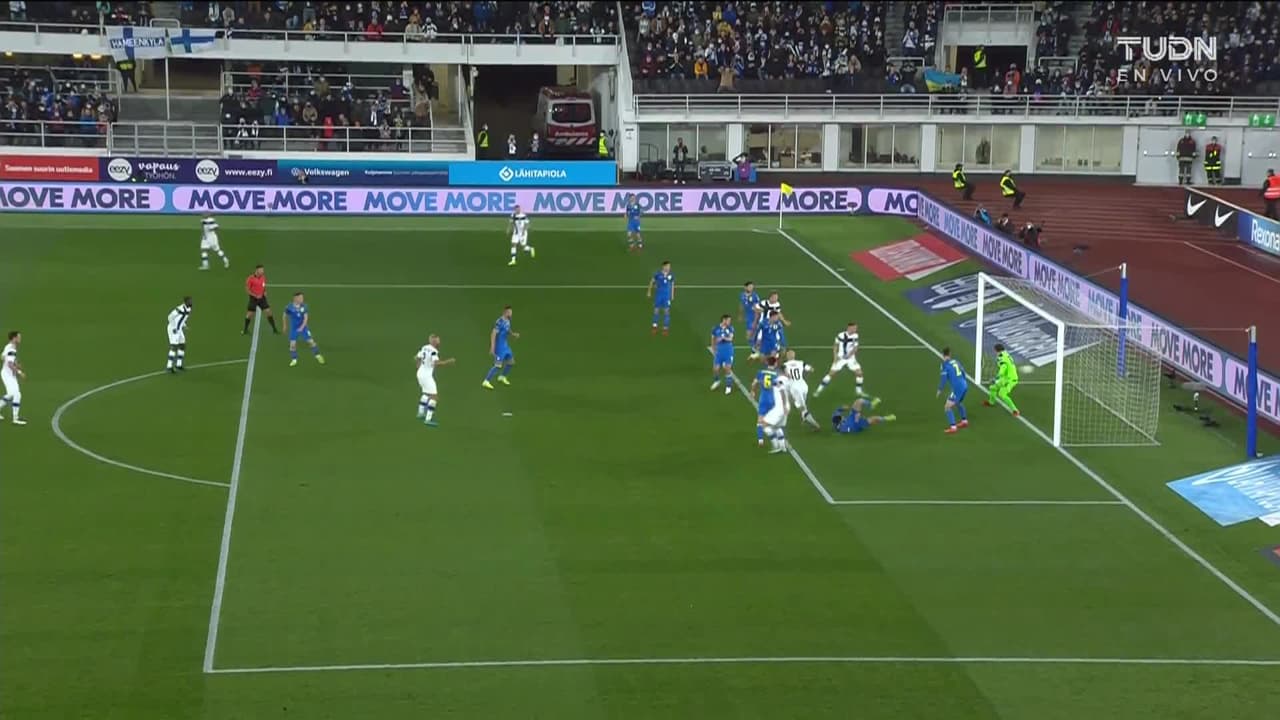 ¡TIRO ATAJADO! disparo por Joel Pohjanpalo.