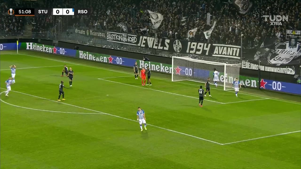 ¡TIRO ATAJADO! disparo por Aihen Muñoz.