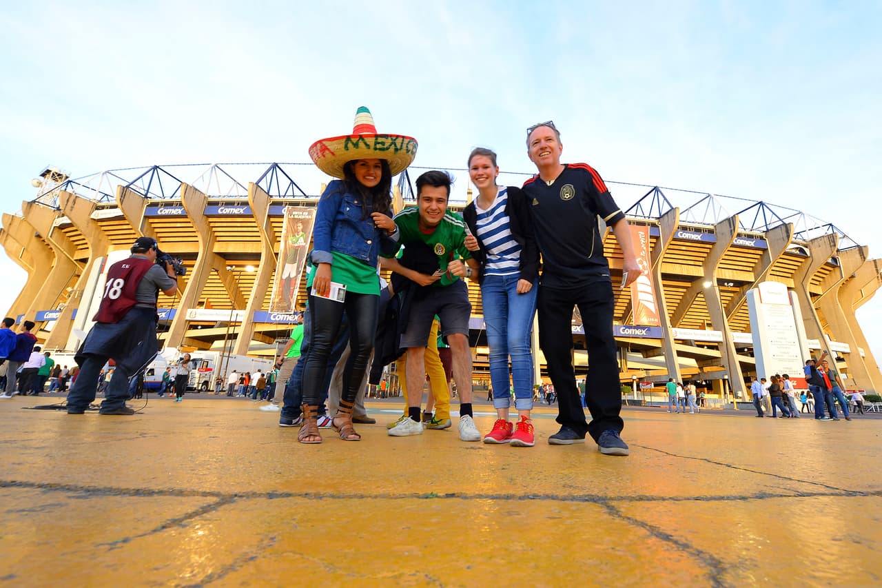 Caras lindas, familia y amigos se dieron cita en el Estadio Azteca para apoyar al Tri ante Canadá en las eliminatorias de Concacaf