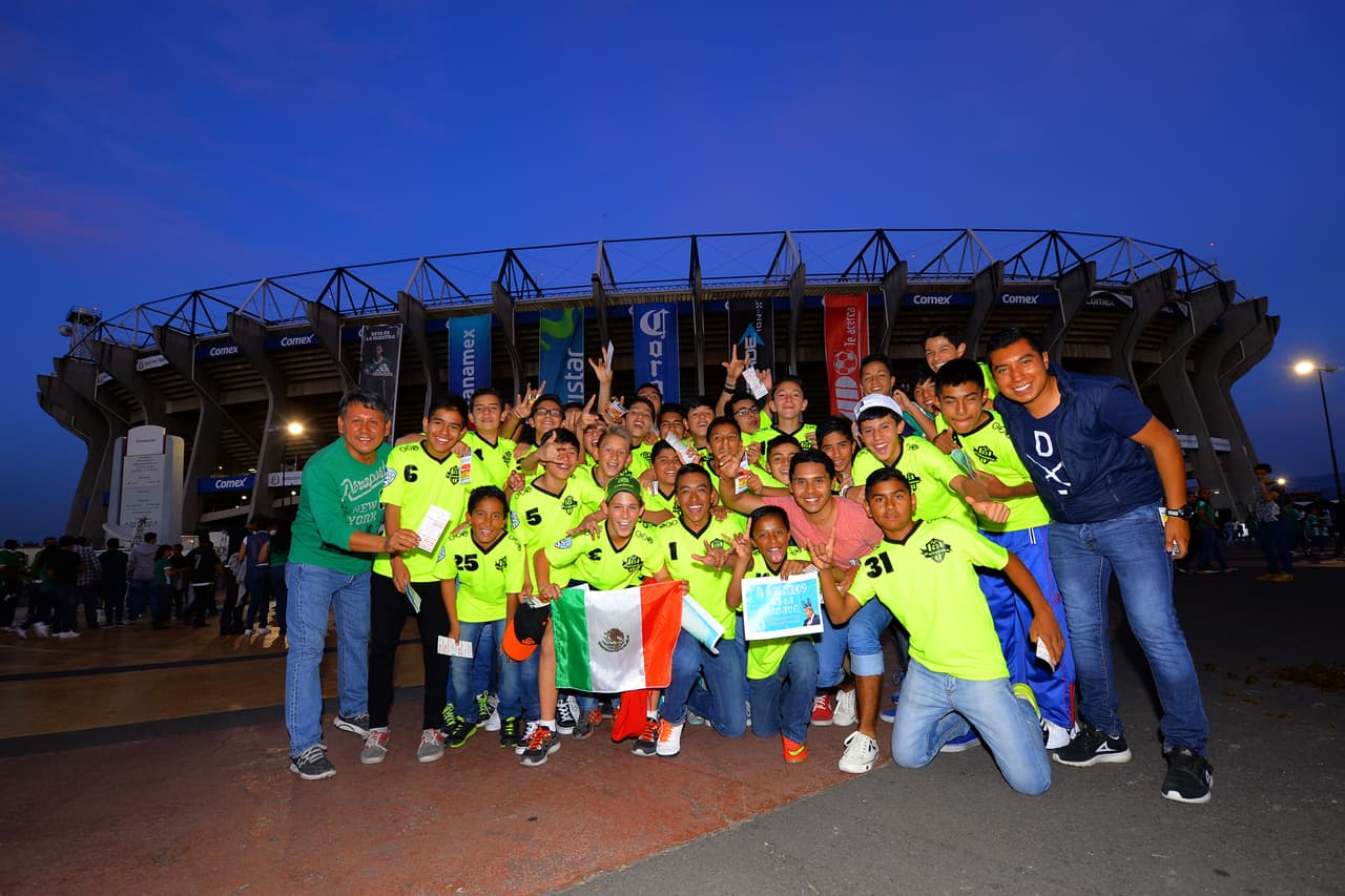 Caras lindas, familia y amigos se dieron cita en el Estadio Azteca para apoyar al Tri ante Canadá en las eliminatorias de Concacaf
