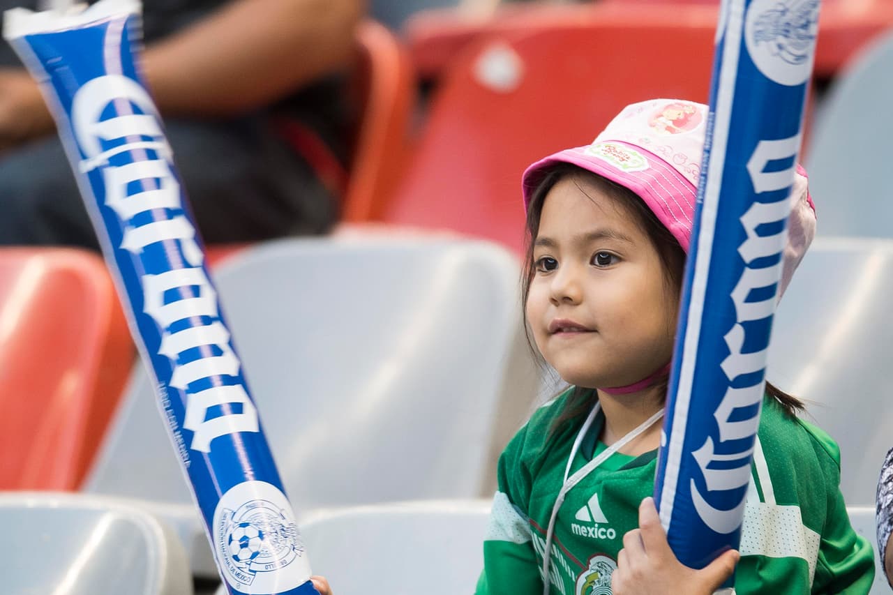 Caras lindas, familia y amigos se dieron cita en el Estadio Azteca para apoyar al Tri ante Canadá en las eliminatorias de Concacaf