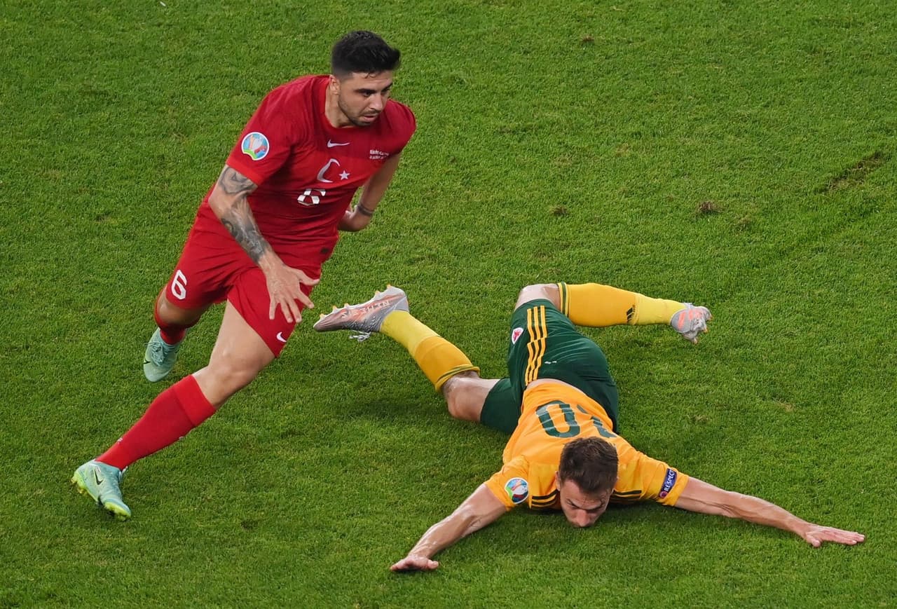 Gales logra derrotar 2-0 a Turquía en su partido inaugural del Grupo A en la Euro 2020. Con goles de Aaron Ramsey y Connor Roberts, los 'Dragones' suman sus tres primeros puntos en la tabla. Gareth bale hizo doble asistencia pero falla penalti.