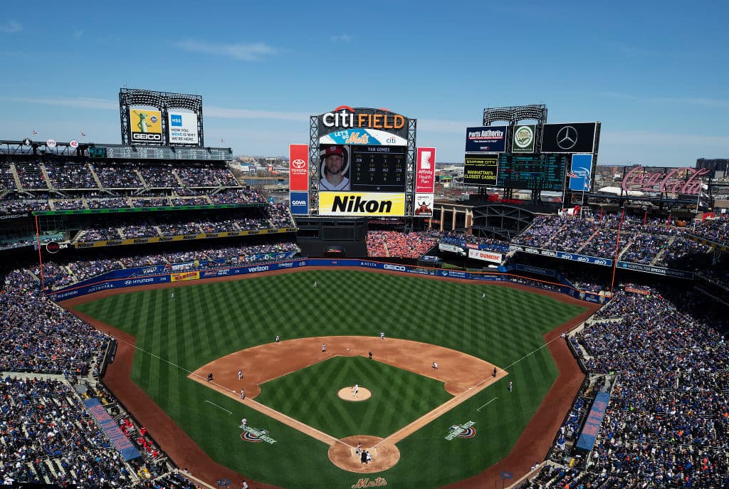 Aunque se trató de un partido diurno, la afición neoyorquina respondió perfectamente al llamado de asistir a la inauguración para ver a sus Mets ante los Nationals en duelo de la División Este.