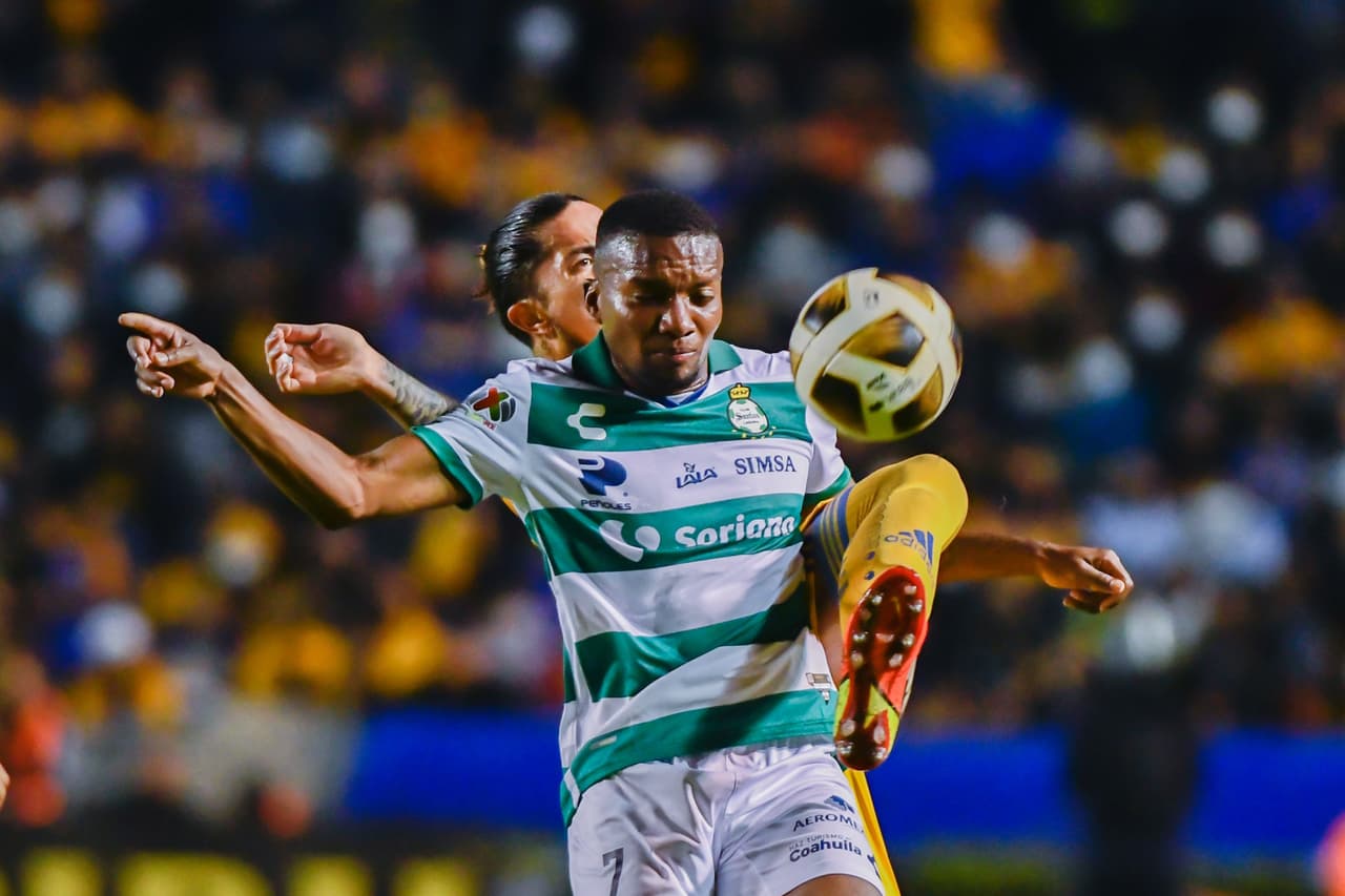 Carlos Salcedo fue el héroe de Tigres al marcar el gol que les dio la victoria sobre Santos y el pase a Semifinal.