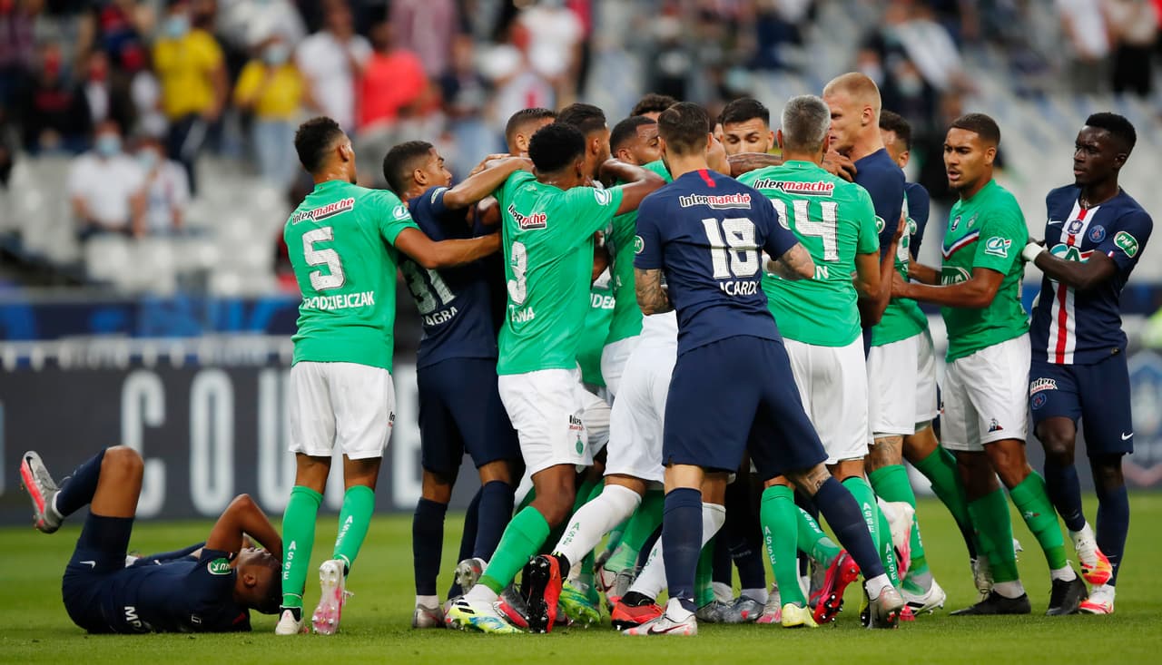 PSG ganaba por la mínima St Etienne por la Copa de Francia. Perrin entró fuerte sobre el pie derecho del francés cuando PSG se lanzaba al ataque. Se armaba la bronca en el terreno de juego y Perrin salió expulsado (31’). Kylian fue atendido dentro de la cancha y tuvo que dejar el partido entre lágrimas. Medios franceses afirman que Mbappé sufrió un esguince en su tobillo derecho.