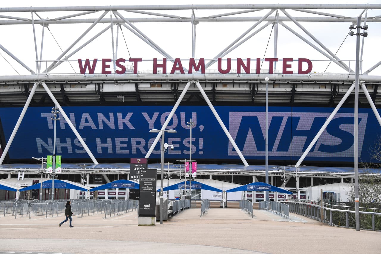 El estadio del West Ham (London Stadium), muestra mensaje de apoyo y también se ha convertido en un hospital con 4000 camas temporales.