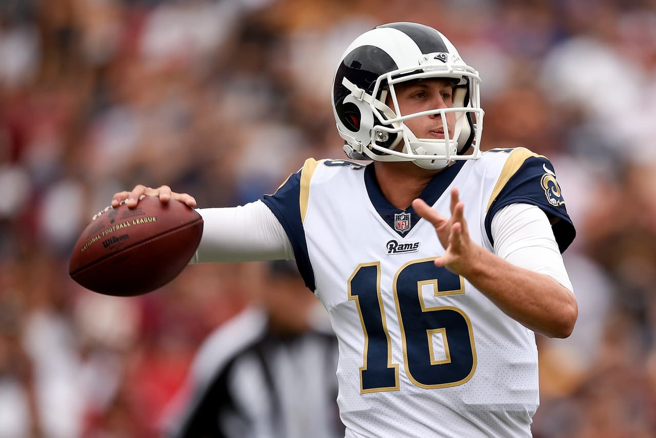 <b>Jared Goff vs Seattle Seahawks</b>
<br>Goff ha anotado más de 18 puntos de Fantasy en cada uno de sus últimos dos partidos, y su proporción 7:1 en relación a touchdowns e intercepciones es una gran mejora respecto a su temporada de novato. A pesar de todo, tendría dificultades para iniciarlo contra una defensa de los
<a href="https://translate.googleusercontent.com/translate_c?depth=1&hl=es&ie=UTF8&prev=_t&rurl=translate.google.com&sl=en&sp=nmt4&tl=es&u=http://www.nfl.com/teams/seattleseahawks/profile%3Fteam%3DSEA&usg=ALkJrhiA4yDrNNtrLUXcUqjokhkak51FCw"><b>Seahawks</b></a> que ha permitido sólo cuatro pases de touchdown y 11,95 puntos por juego para los quarterbacks.
<br>
<br>
<i>Más mariscales con los que debes tener precaución: Andy Dalton vs. Bills, Joe Flacco vs. Raiders y Jay Cutler vs. Titans.</i>