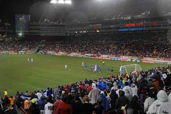 El Salvador encendió la esperanza del triunfo con gol de Rudis Corrales que aprovechó un error de la defensa de EU.