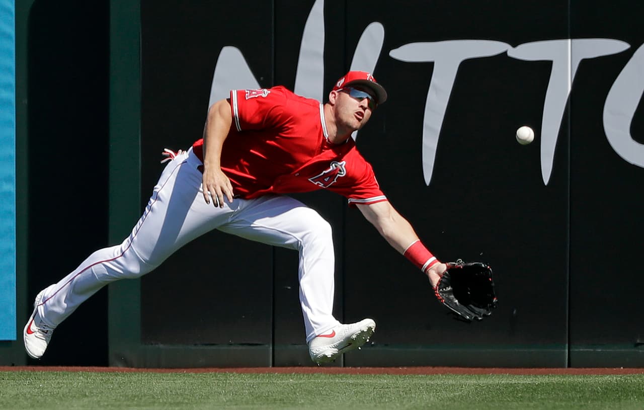 Siempre es un espectáculo ver al center fierlde de Los Angeles Angels Mike Trout quien se estira para realizar un gran lance en el juego contra los Chicago Cubs este martes.