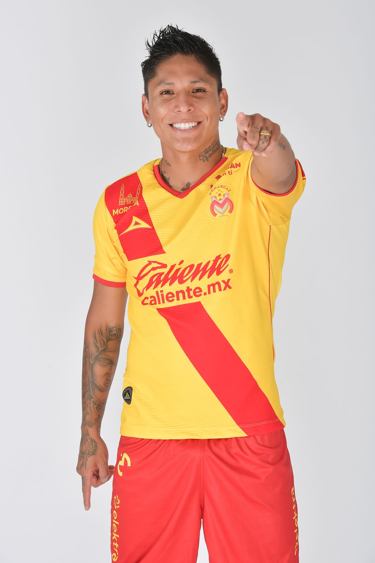 Monarcas Morelia volverá a utilizar el color amarilo para su playera de local, pero ahora en la parte delantera resalta una franja de color rojo y en el hombro derecho destaca la catedral de Morelia.