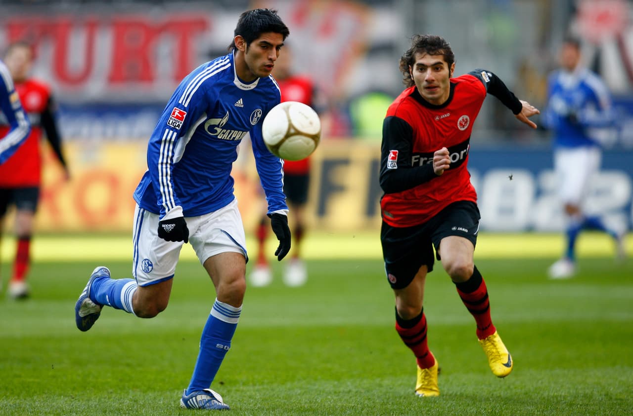 Zambrano pasó al primer equipo en la Bundesliga 2009-2010 y posteriormente fue vendido al Eintracht Frankfurt.