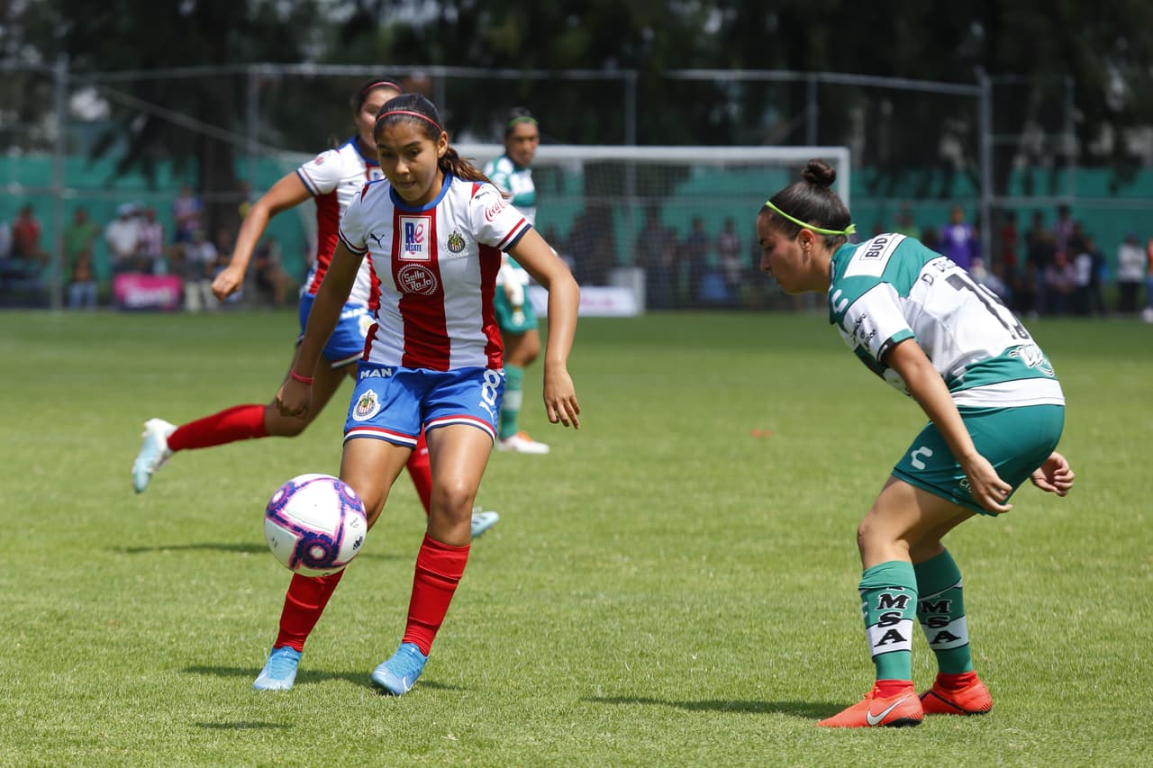 Con hat-trick de Estela Gómez, las de Torreón vencieron a las Chivas en Guadalajara 2-3; Dania Pérez y María Guadalupe Velázquez descontaron por las locales.