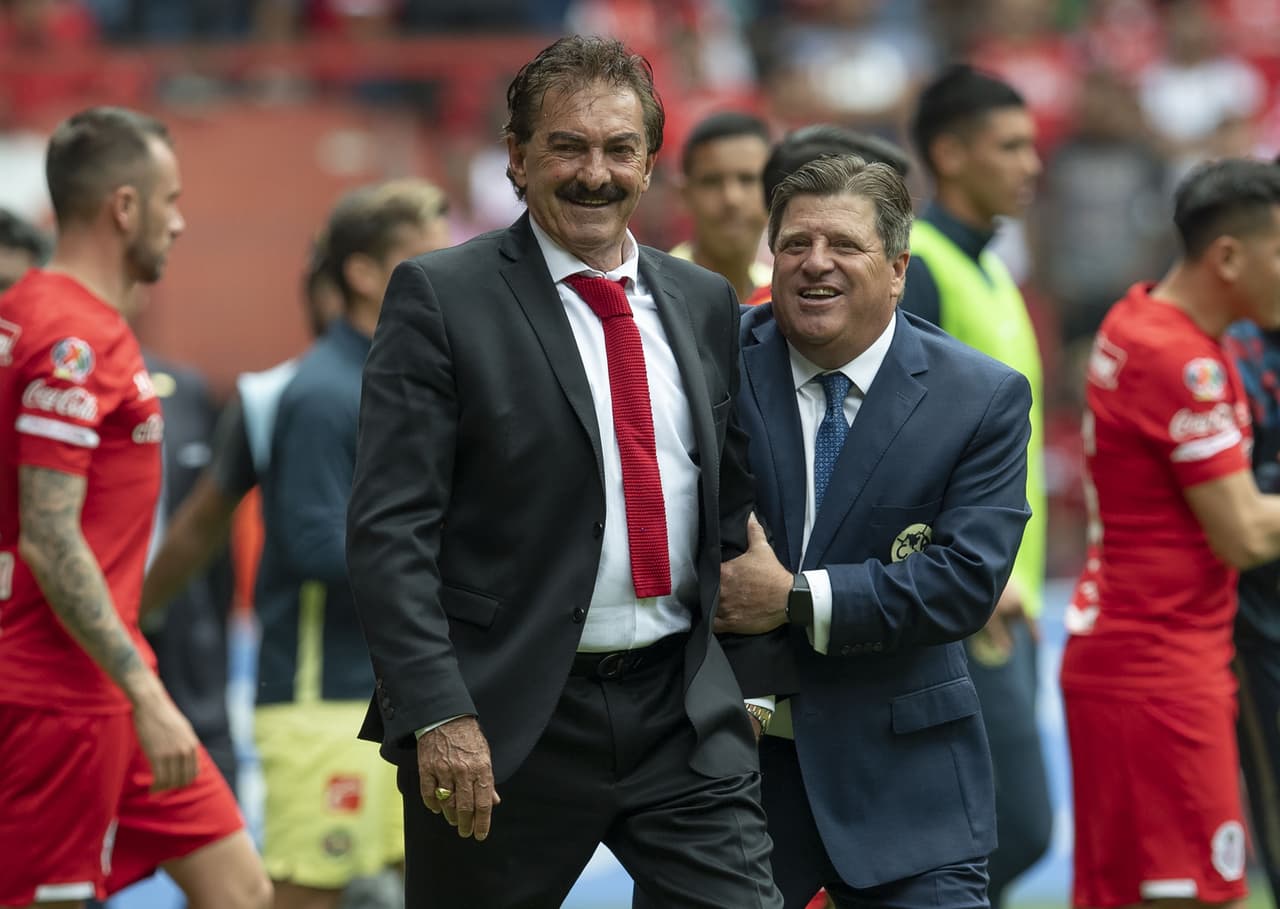 La Volpe tiene una relación de odio y amor con Miguel Herrera quien muchas veces ha renegado de la filosofía del Lavolpismo.