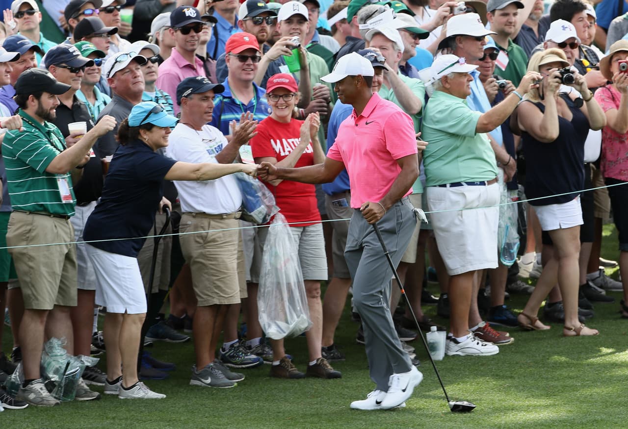 El estadounidense retribuyó el cariño que los fanáticos le mostraron durante su recorrido de práctica.