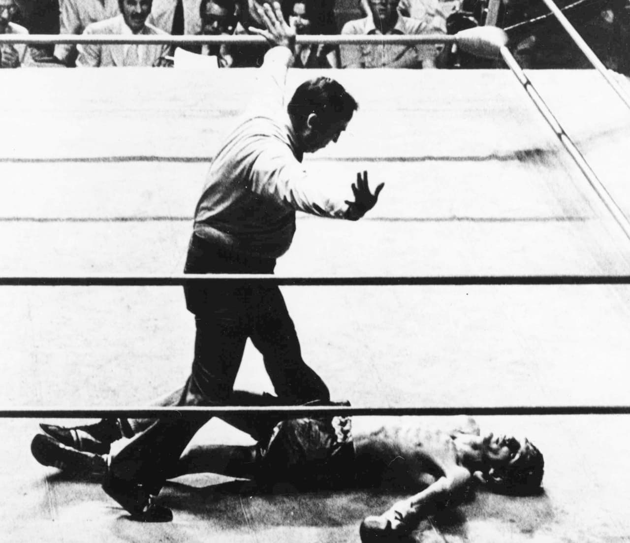 Con la profunda cicatriz que el accidente le dejó, el mexicano pudo continuar con su carrera apoyado por la familia de Owen. “Si yo volviera a nacer, sería boxeador”, declaro. Se retiró a los 40 años.