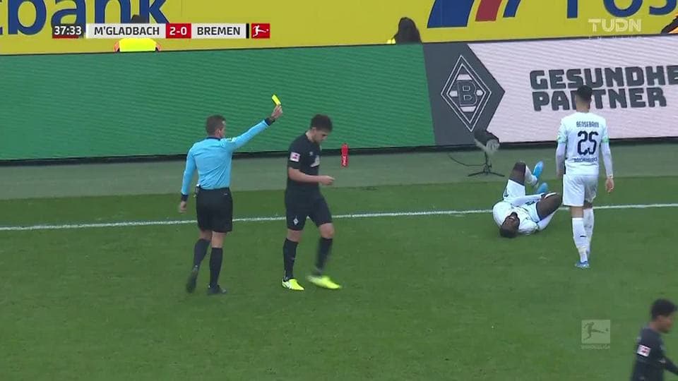 Tarjeta amarilla. El árbitro amonesta a Milos Veljkovic de SV Werder Bremen