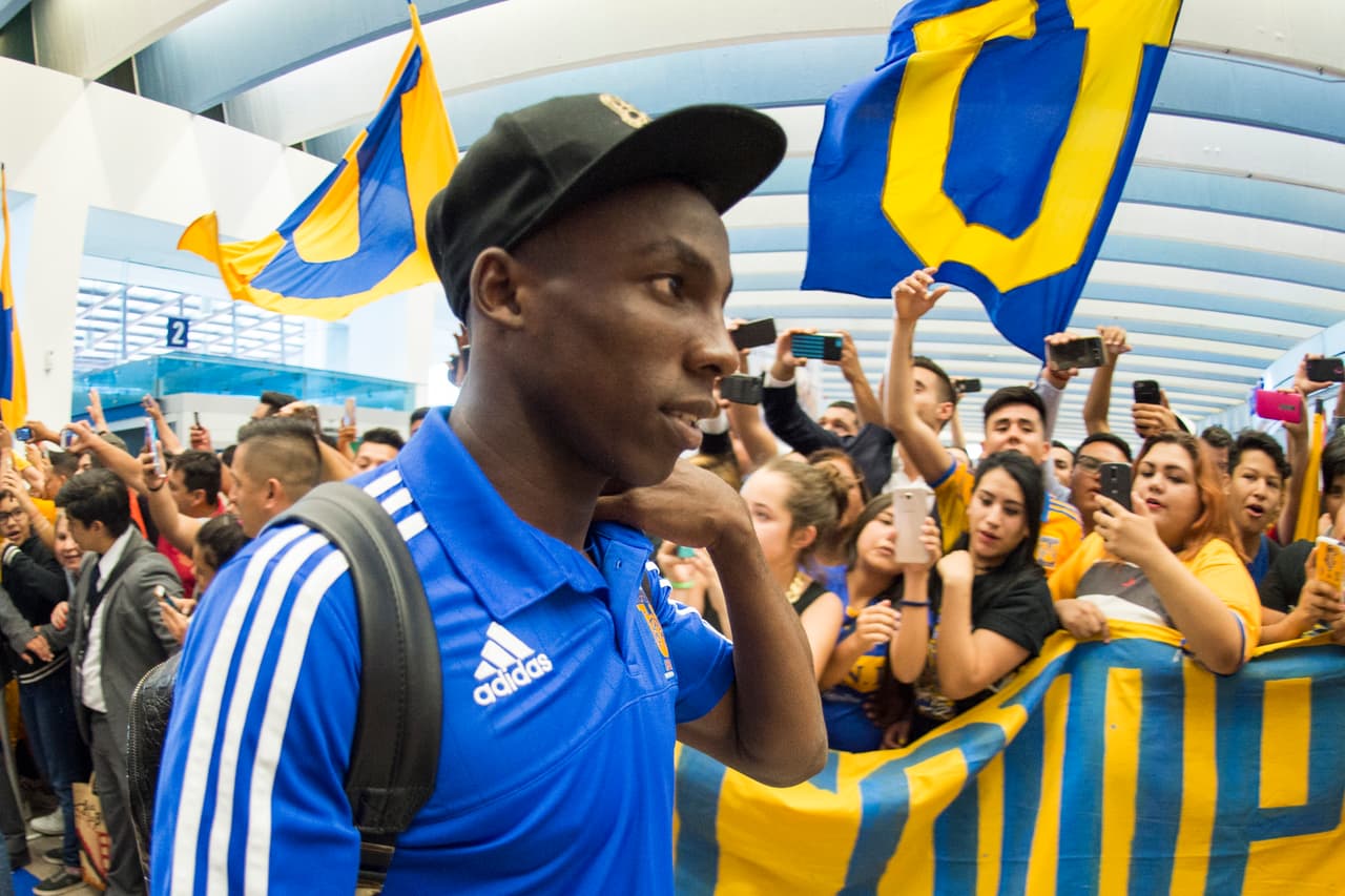 Luis Advíncula se mostró concentrado en medio del público emocionado que llegó a acompañarlos.