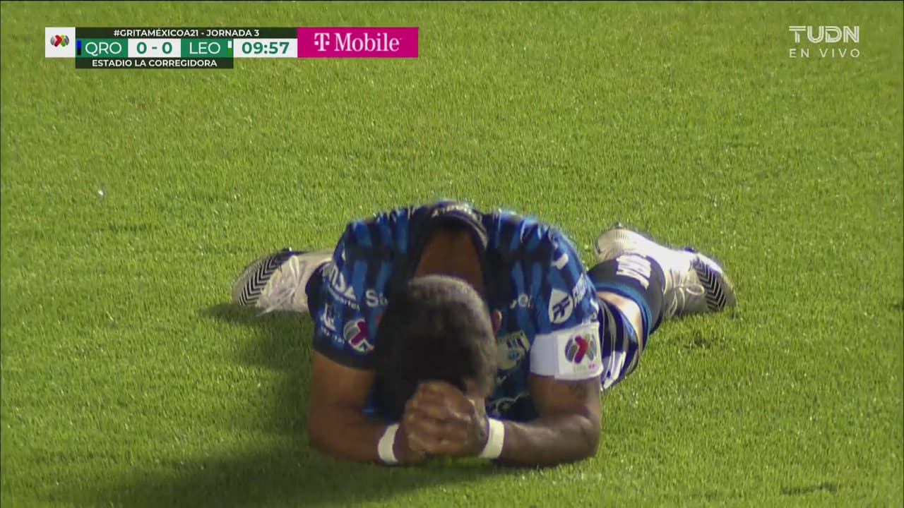 ¡Se salva León! Kevin Ramírez le pega con fuerza, pero desviado