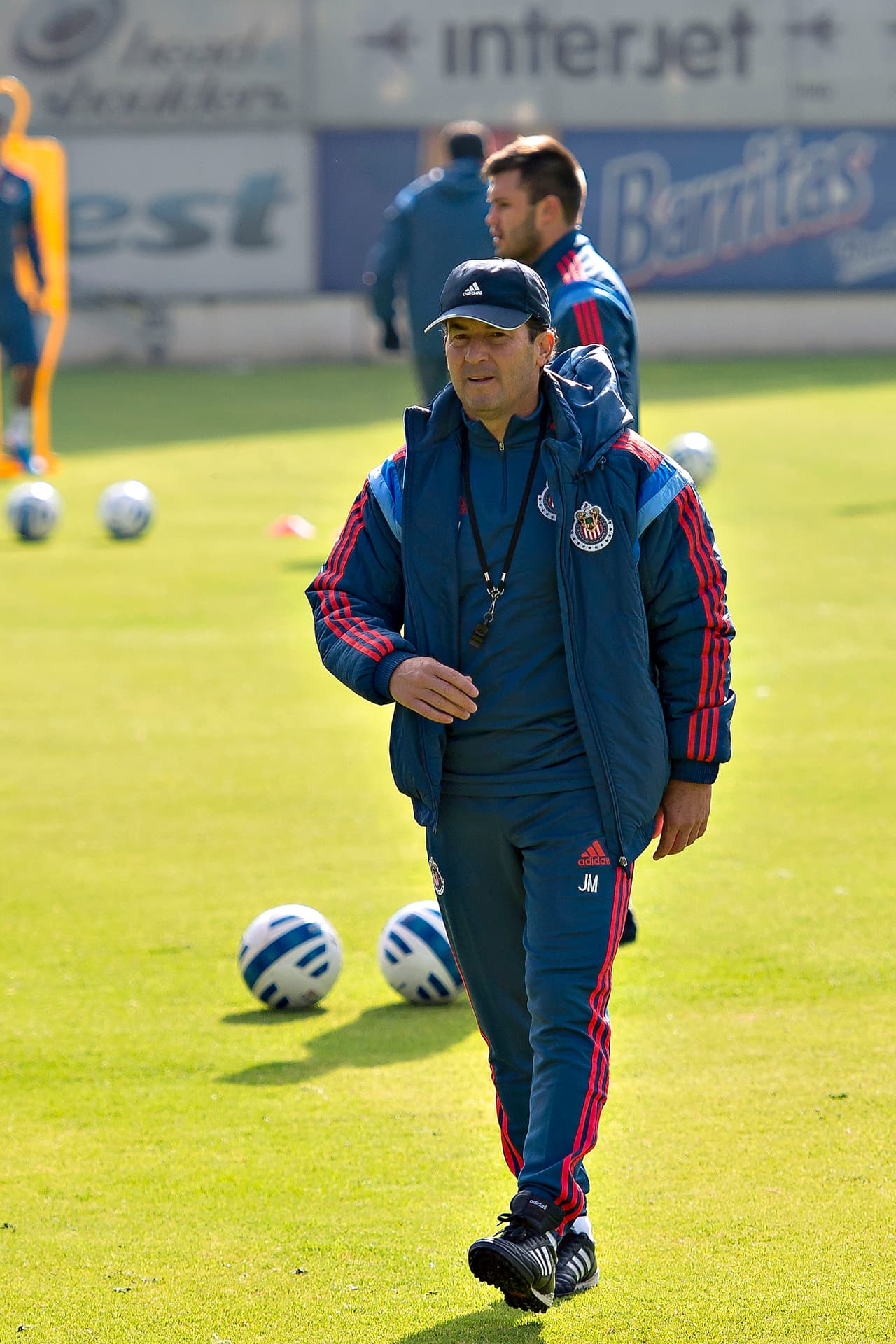 Luego de un año sin dirigir, las Chivas lo firmarón, con el objetivo de salvar al club del descenso.